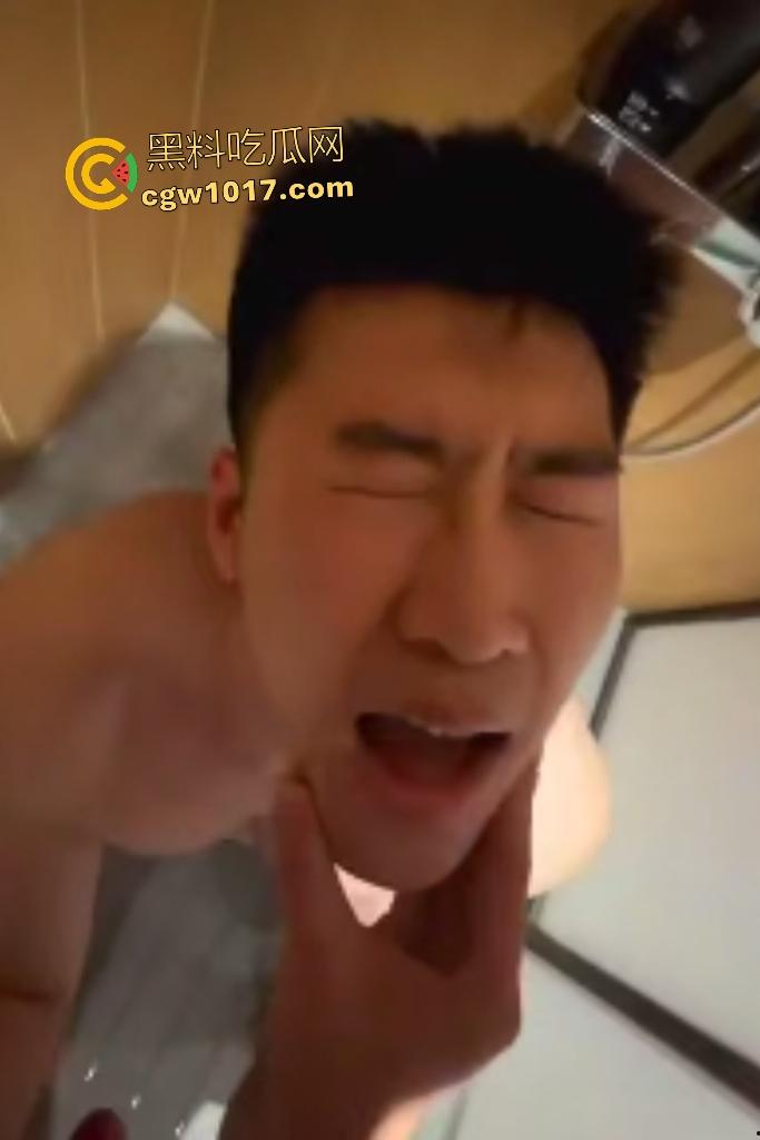 Gay公狗酒店被调教,狗链拴地爬行,还被尿身上虐蛋蛋,狠狠地舔脚吃口水,比女人还骚的反差贱狗!-1