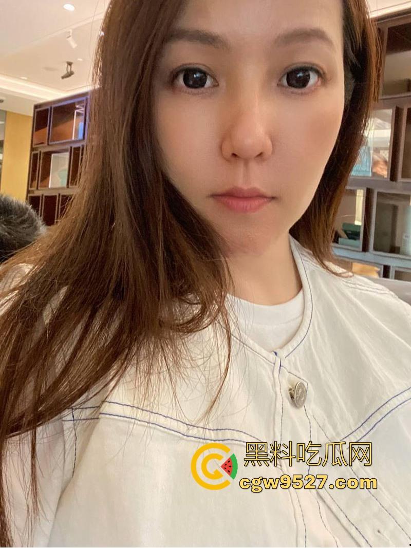 广州星锐动画老板娘【曾婷】出轨约炮视频流出，酒店深喉舔屌，口水拉丝技术娴熟，全程露脸淫荡无比！-1