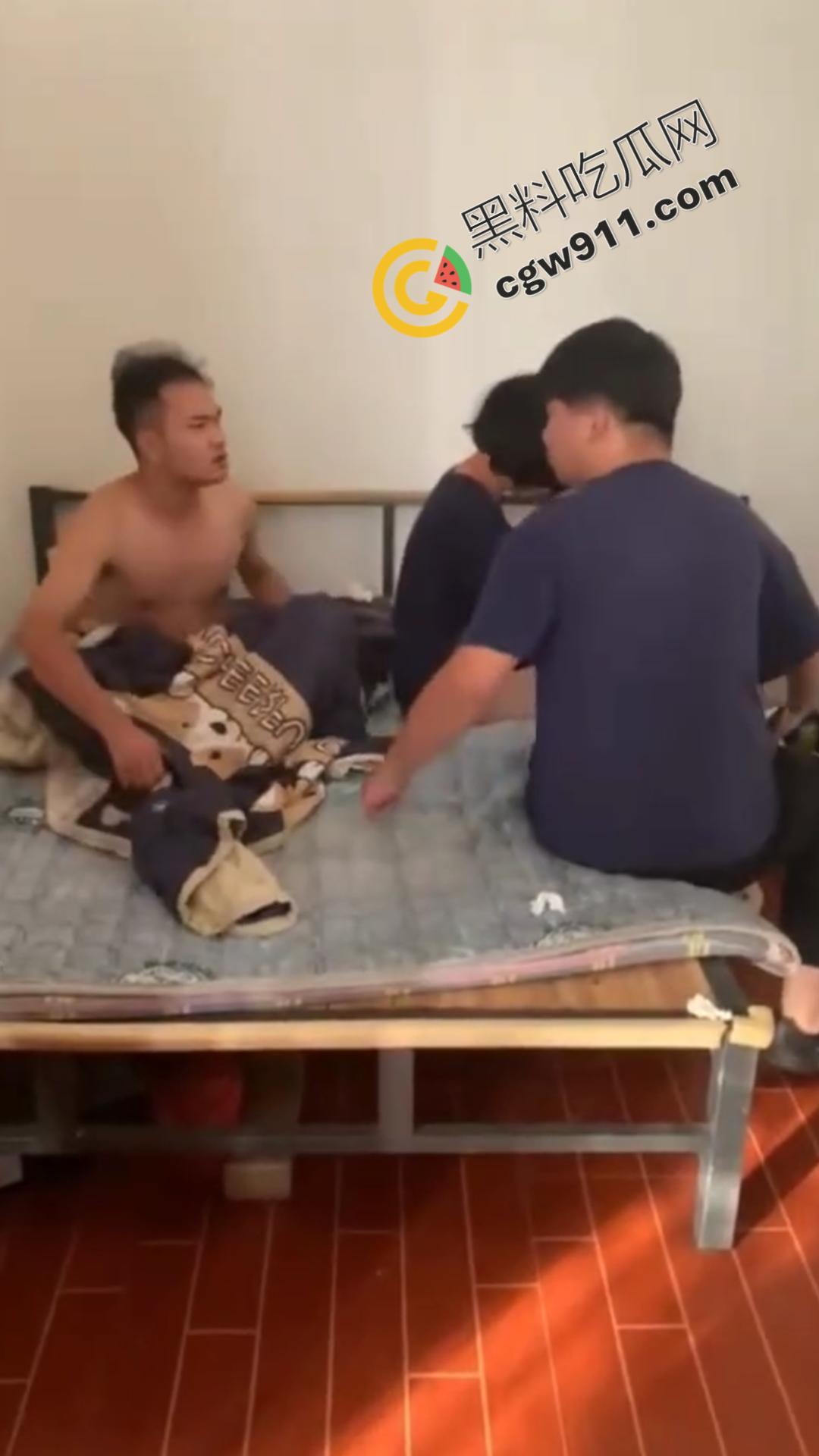 怒火狂涌男史诗级抓奸现场：女友与奸夫冷眼旁观，愤怒男子咆哮现场，网友直呼“最搞笑抓奸场面”！-4