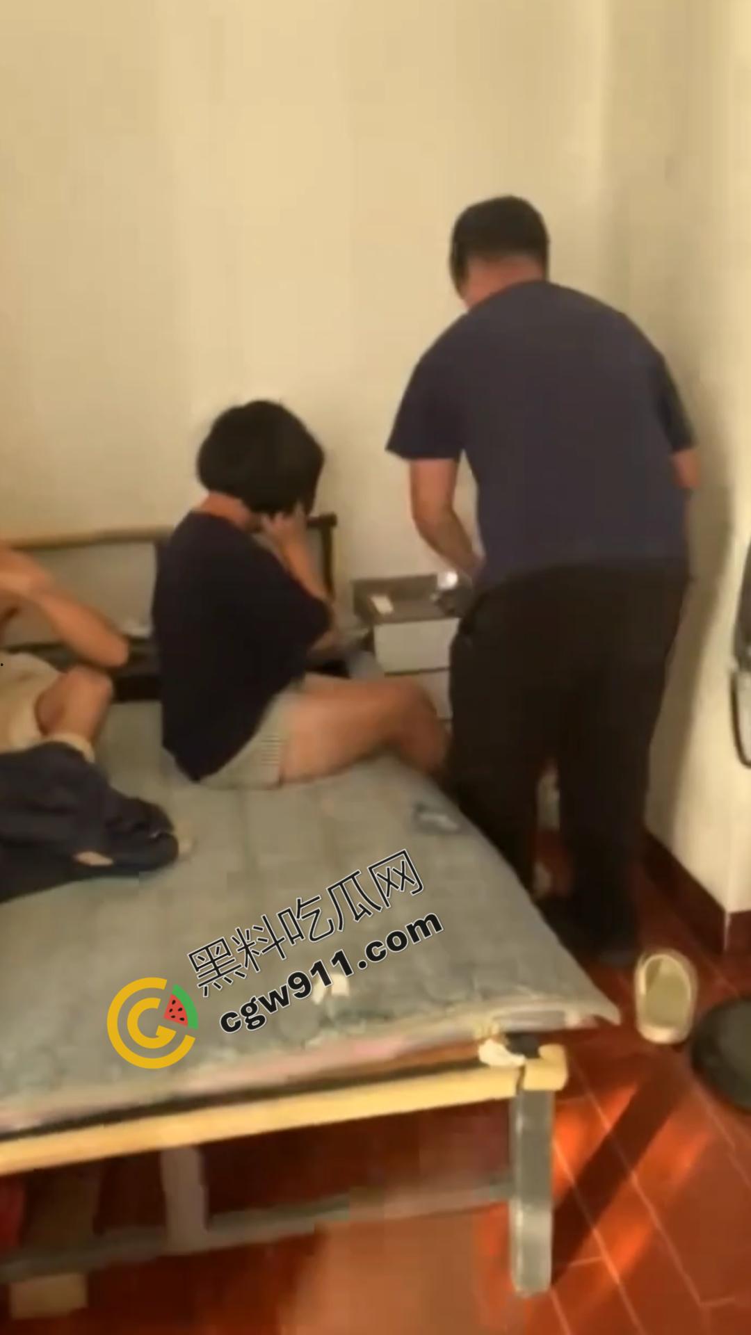 怒火狂涌男史诗级抓奸现场：女友与奸夫冷眼旁观，愤怒男子咆哮现场，网友直呼“最搞笑抓奸场面”！-5