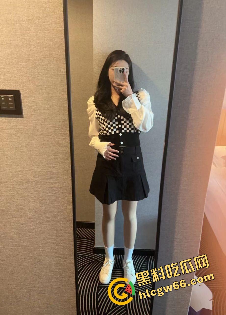 西安微胖反差婊『牧原』实拍流出,大学在读母狗裸照曝光,黑丝掰穴奶夹深舔,床底避孕套堆成山!-2