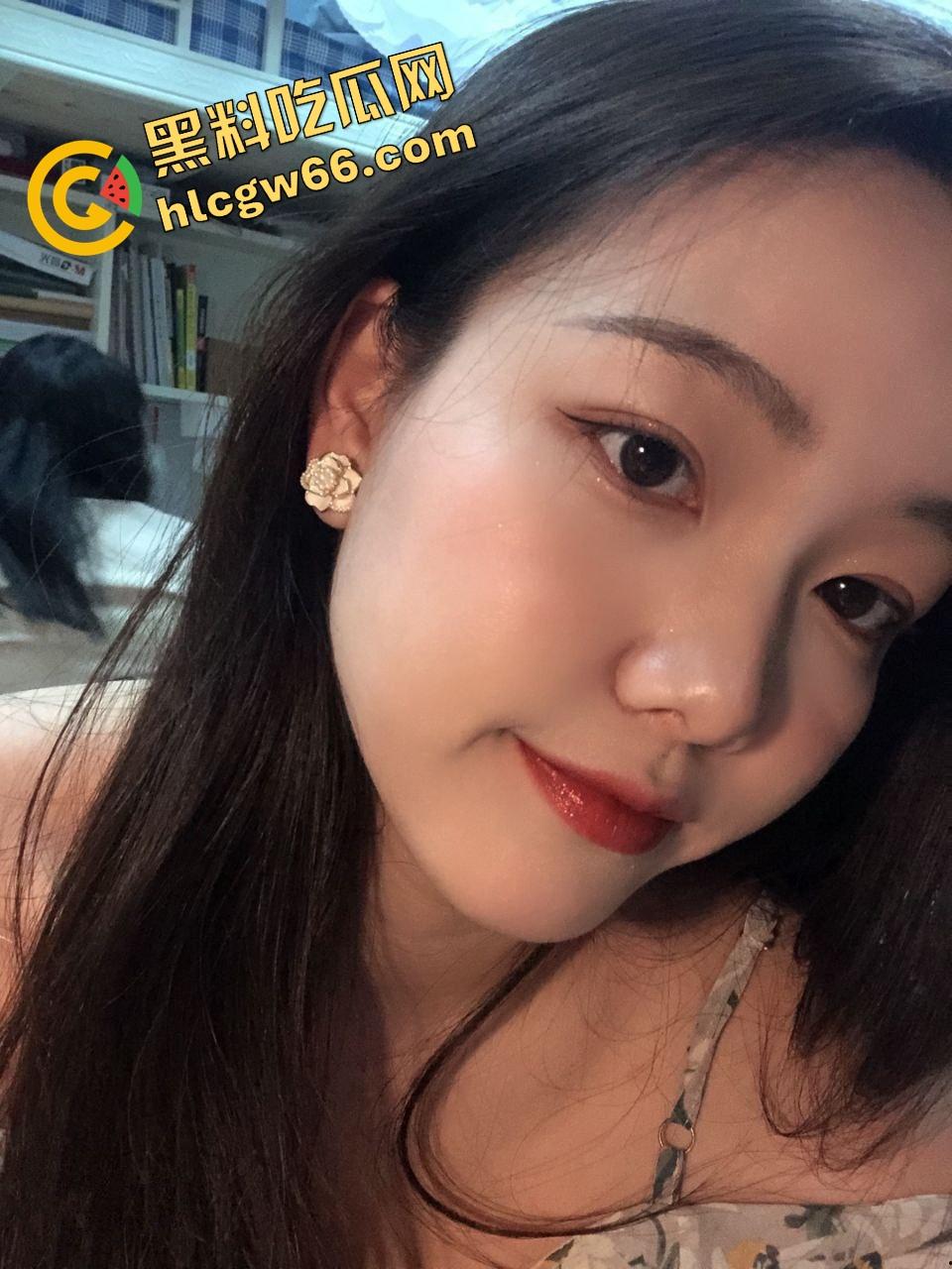 西安微胖反差婊『牧原』实拍流出,大学在读母狗裸照曝光,黑丝掰穴奶夹深舔,床底避孕套堆成山!-3