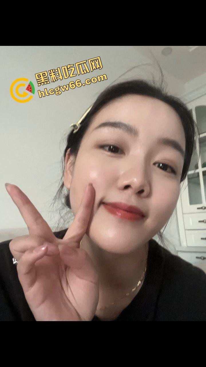 西安微胖反差婊『牧原』实拍流出,大学在读母狗裸照曝光,黑丝掰穴奶夹深舔,床底避孕套堆成山!-5