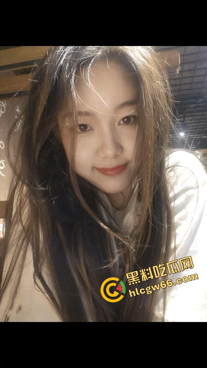 西安微胖反差婊『牧原』实拍流出,大学在读母狗裸照曝光,黑丝掰穴奶夹深舔,床底避孕套堆成山!-6