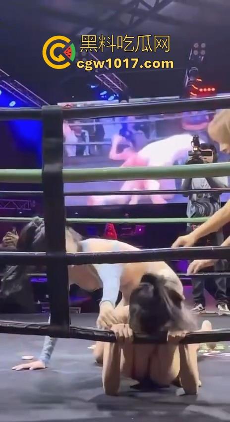 顶级拳击赛事推出，全新比基尼拳击大赛强势来袭！极品大奶女拳手互相厮杀，扯奶子掏逼都使上，啥时候到我上场打！-8