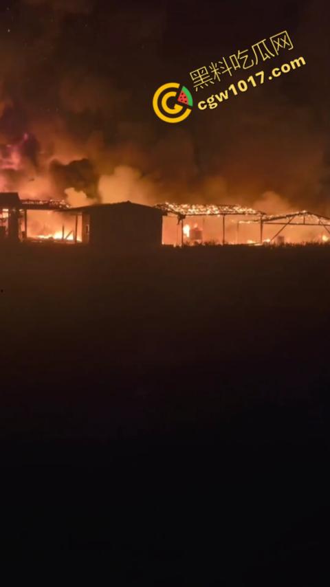 宁德突发火灾！渔船连环暴燃，火舌腾空，夜间被烈焰吞噬殆尽，惊险一刻令人心神俱裂！-2