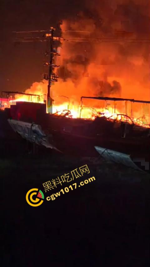 宁德突发火灾！渔船连环暴燃，火舌腾空，夜间被烈焰吞噬殆尽，惊险一刻令人心神俱裂！-4