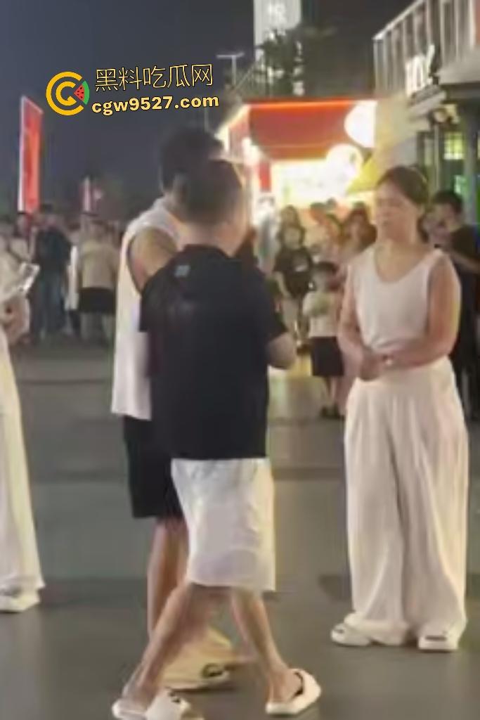 广东四会吾悦广场，男友和父亲抢挚爱，白衣男友一拳颈动脉爆击黑衣爹直接倒地，这抢女人下狠手啊！-3