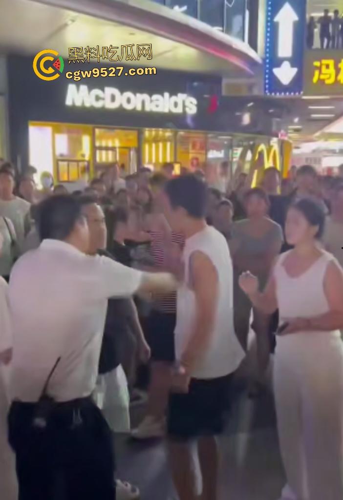 广东四会吾悦广场，男友和父亲抢挚爱，白衣男友一拳颈动脉爆击黑衣爹直接倒地，这抢女人下狠手啊！-4