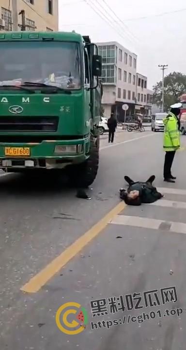 交警暴力执法致人死亡 被愤怒的群众围堵在车内 满脸是血 现场直达-1