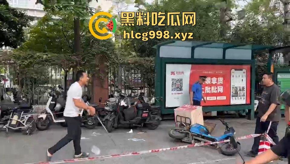 广州小贩怒怼城管,棍子一抄追着满街跑!城管扣车扣货,真就欺软怕硬?-5