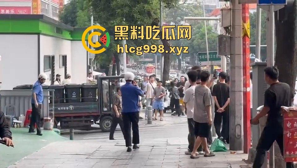 广州小贩怒怼城管,棍子一抄追着满街跑!城管扣车扣货,真就欺软怕硬?-6