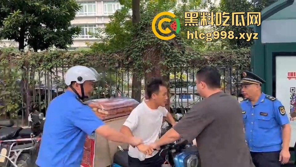 广州小贩怒怼城管,棍子一抄追着满街跑!城管扣车扣货,真就欺软怕硬?-8