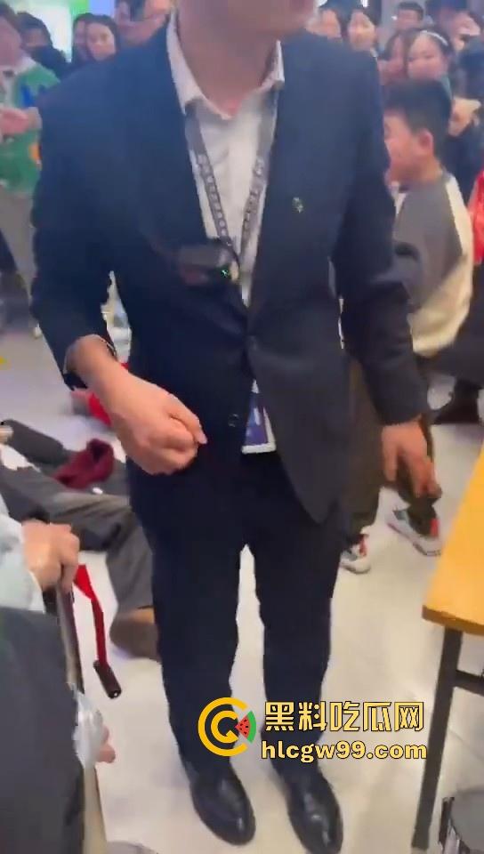 山东临沂兰陵县万达广场老太太与女大学生吵架碰瓷，两人同时躺地，棋逢对手，老太太碰到硬茬了-7