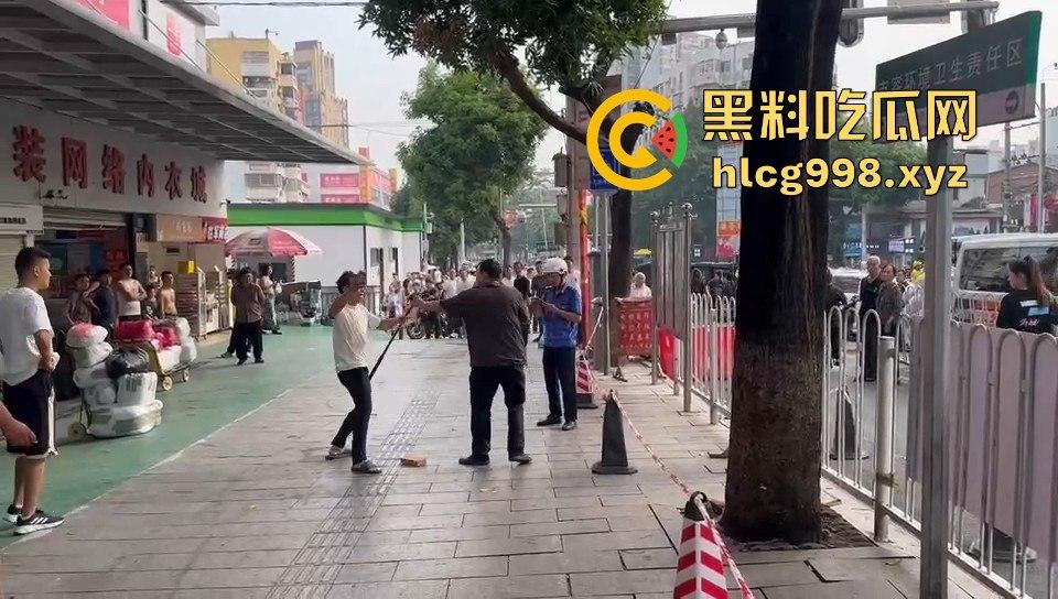 广州小贩怒怼城管,棍子一抄追着满街跑!城管扣车扣货,真就欺软怕硬?-11