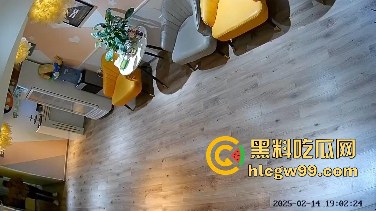 湖北大学研究生【封曦月】竟敢在私人影院强行猥亵，差点霸王硬上弓把人强奸，老板及时救场！-10