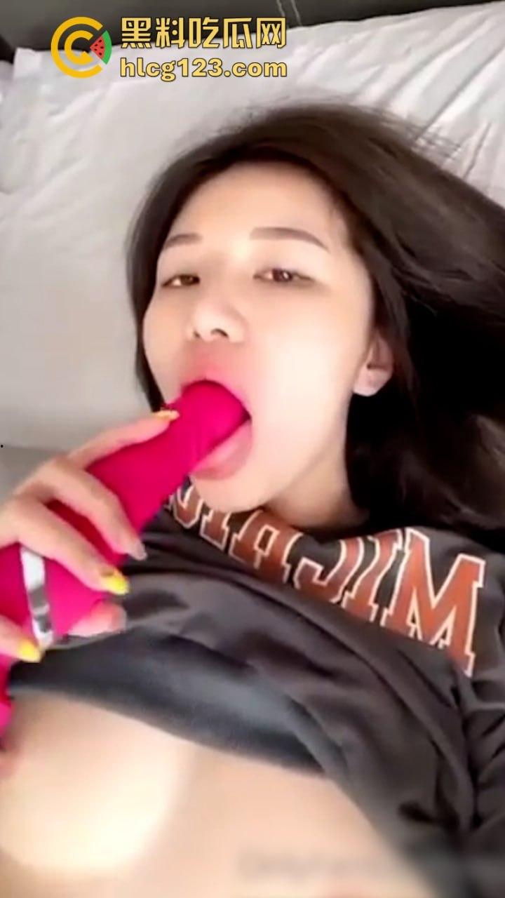 大马网红【萧佩儿】大奶翘臀 玩具自慰插嘴抠逼 与男友高清做爱视频曝光 ！-4