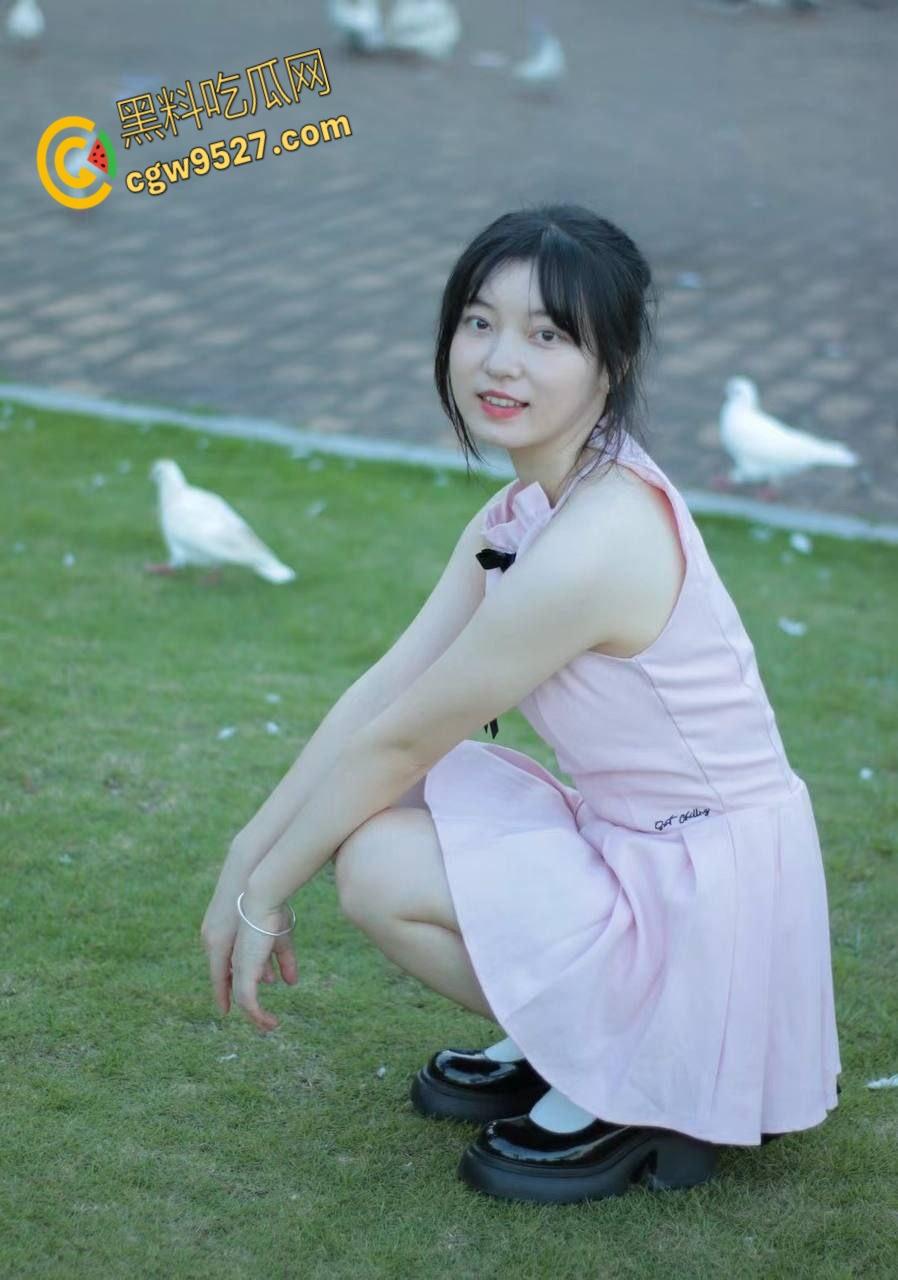 云南大学清纯学妹【谢芝灵】，被男友疯狂调教，酷爱口交沉迷榨精，眼神拉丝表情无比淫荡 !-2