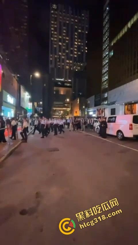 大富豪夜总会回魂复活，苍井空剪彩首日就被扫黄，港男一句话火出圈，童年女神变同场公关？-11