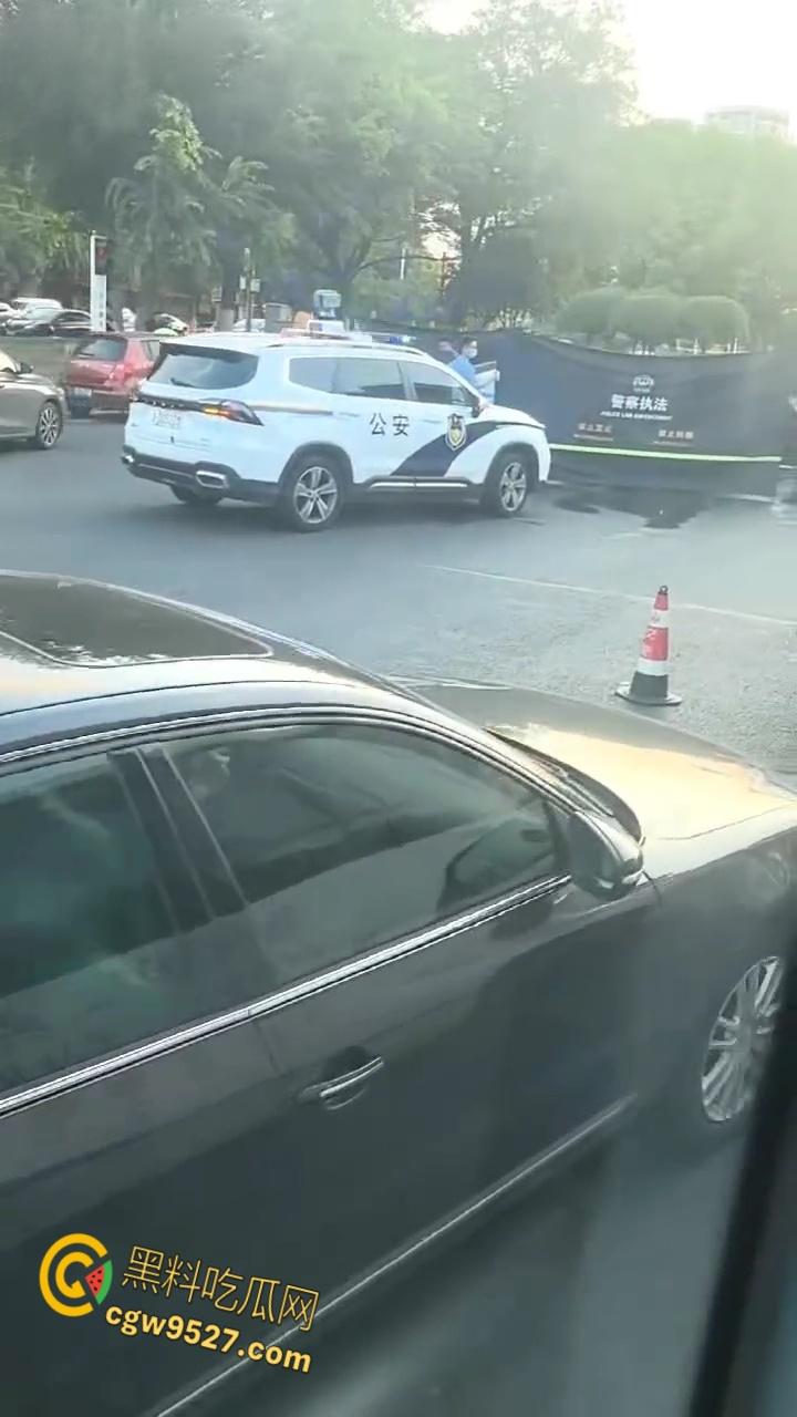 浙江绍兴发生严重车祸,一辆蔚来连撞多车,致一女子被爆头当场死亡,现场多人伤亡情况惨烈 !-4