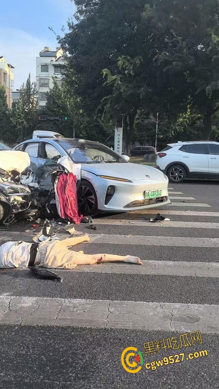 浙江绍兴发生严重车祸,一辆蔚来连撞多车,致一女子被爆头当场死亡,现场多人伤亡情况惨烈 !-6