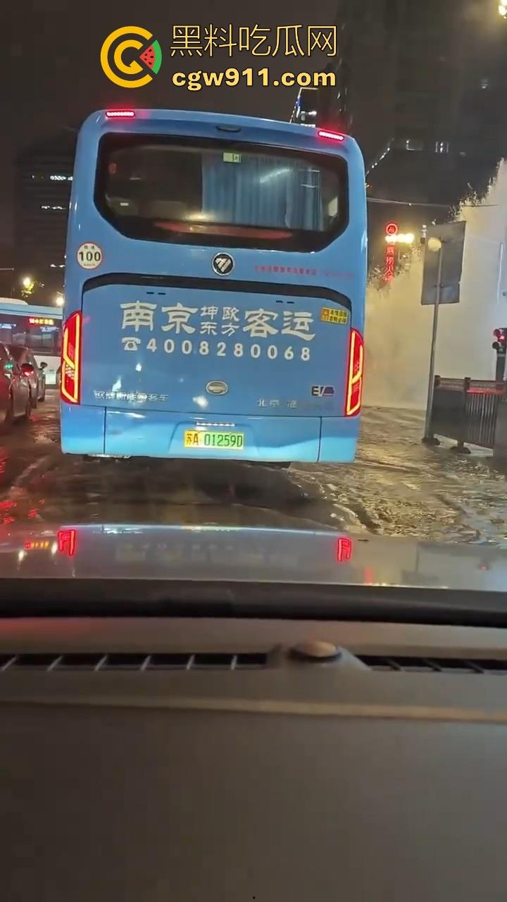 南京秦淮区万象天地自来水管大爆炸!疑似自来水主管道被施工挖断,现场洪水喷涌像个水上乐园一样!-3