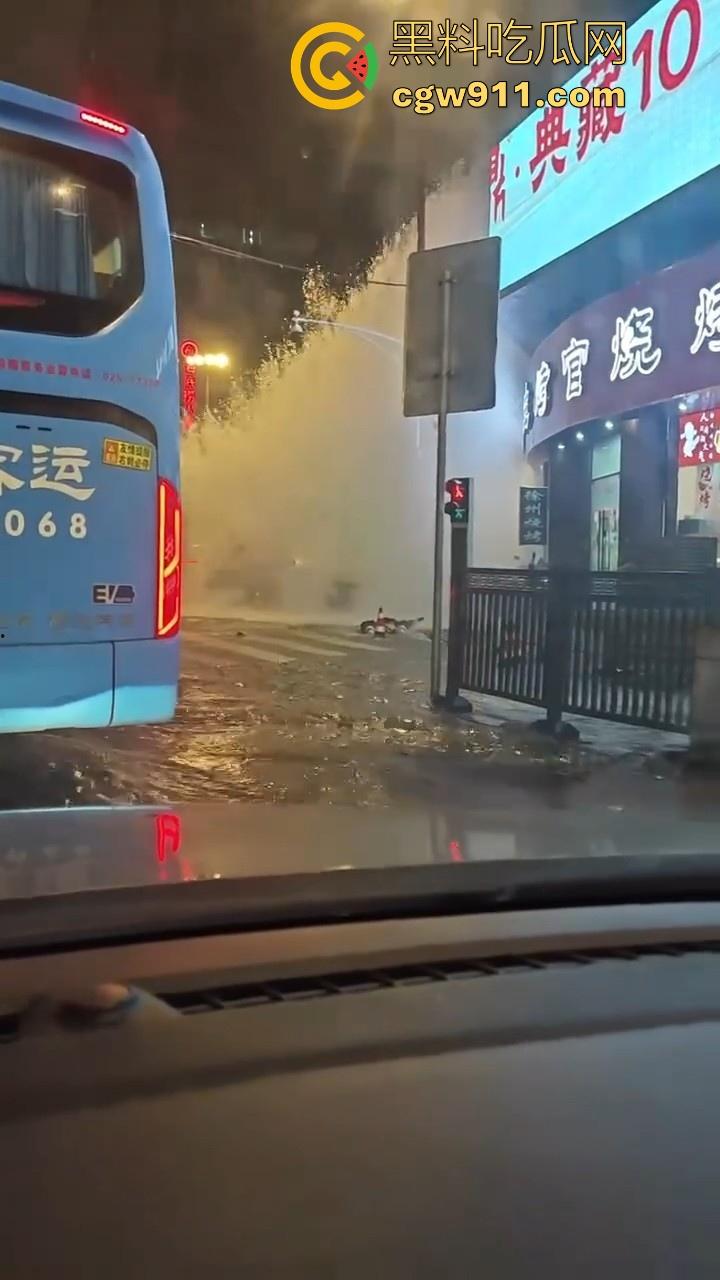 南京秦淮区万象天地自来水管大爆炸!疑似自来水主管道被施工挖断,现场洪水喷涌像个水上乐园一样!-4