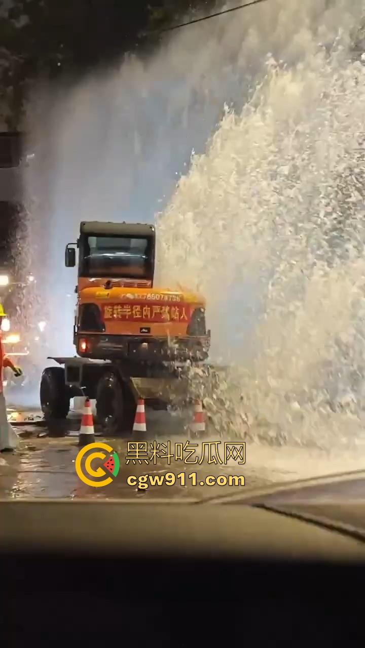 南京秦淮区万象天地自来水管大爆炸!疑似自来水主管道被施工挖断,现场洪水喷涌像个水上乐园一样!-6