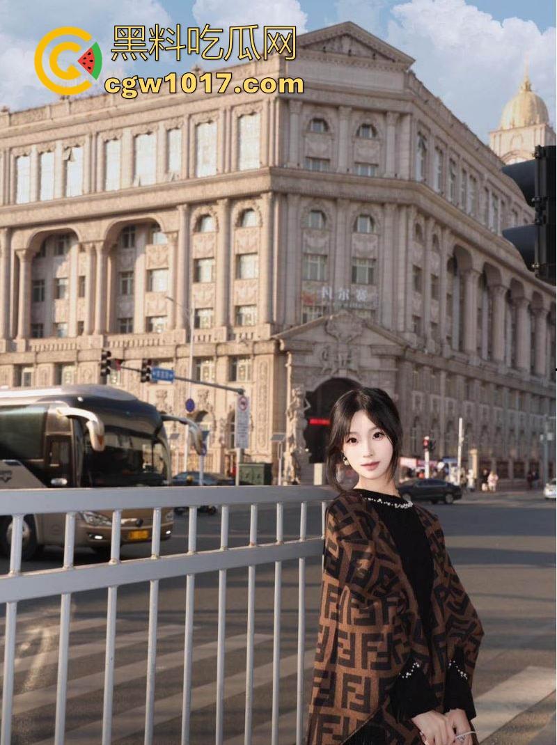 天津骚女【邵子畅】装欧洲女留哄骗富哥，天天约炮只为遇到哪个肯为她花钱的大冤种，骚逼早已雀黑无比！-7