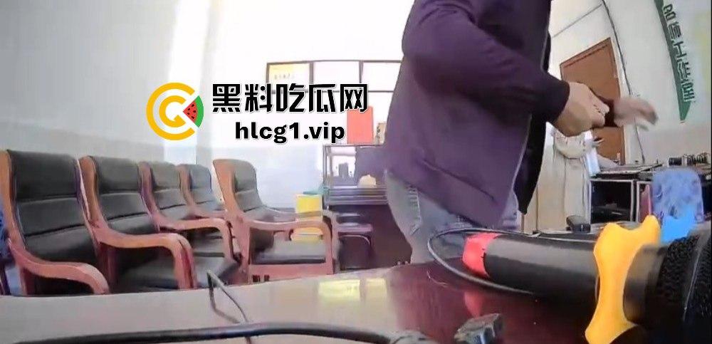 河南郑州三中教导主任竟在办公室‘办事做爱’！与老师讨论工作变干逼，摄像头全程记录！-1