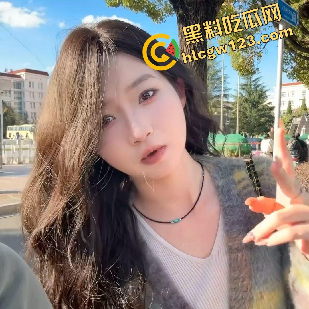 卧槽这谁老婆？绿帽男把女友献给群友露出调教，跪地爬行喊爸爸，母狗模式全开玩疯了！-5