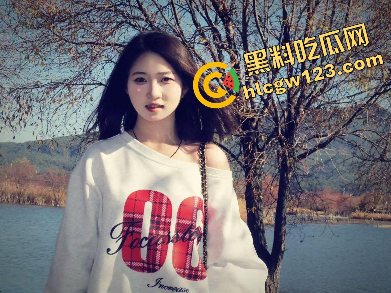 卧槽这谁老婆？绿帽男把女友献给群友露出调教，跪地爬行喊爸爸，母狗模式全开玩疯了！-6