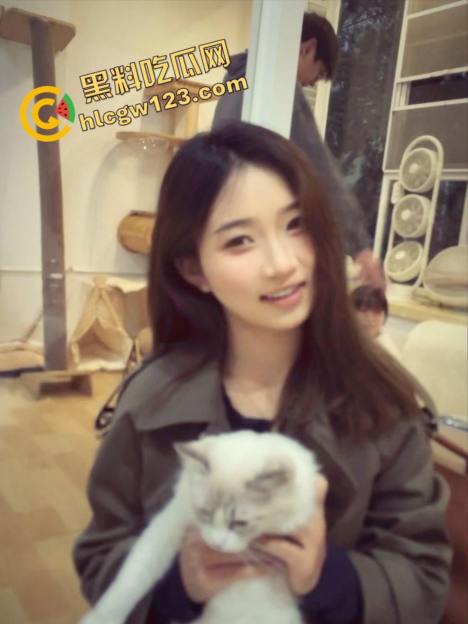 卧槽这谁老婆？绿帽男把女友献给群友露出调教，跪地爬行喊爸爸，母狗模式全开玩疯了！-8