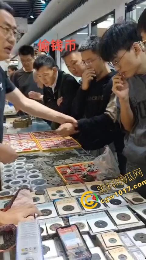 苏州古玩市场无影手被逮：小偷偷币被抓现行，热闹会场瞬间戾气四溢-2