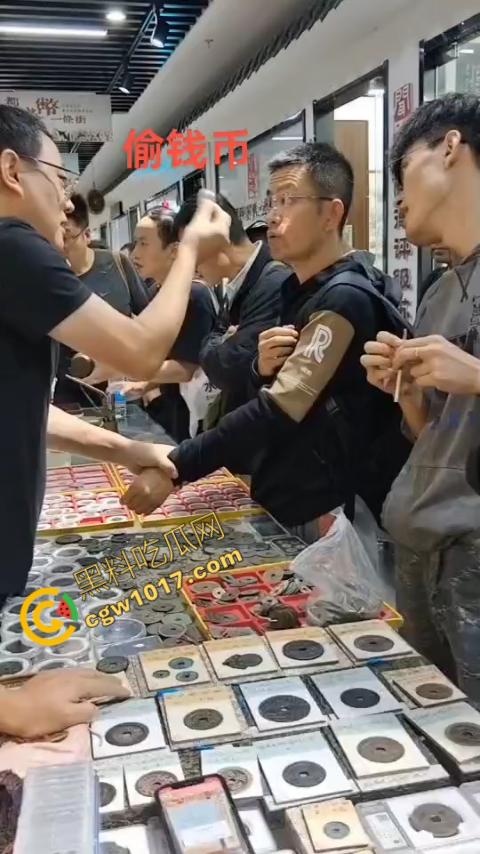 苏州古玩市场无影手被逮：小偷偷币被抓现行，热闹会场瞬间戾气四溢-3
