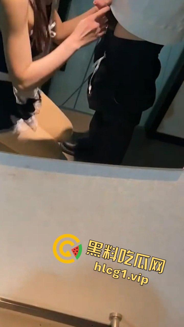 武汉生物工程学院 【张伊美】跟男友出去西安旅游的私密视频常遭曝光!-5