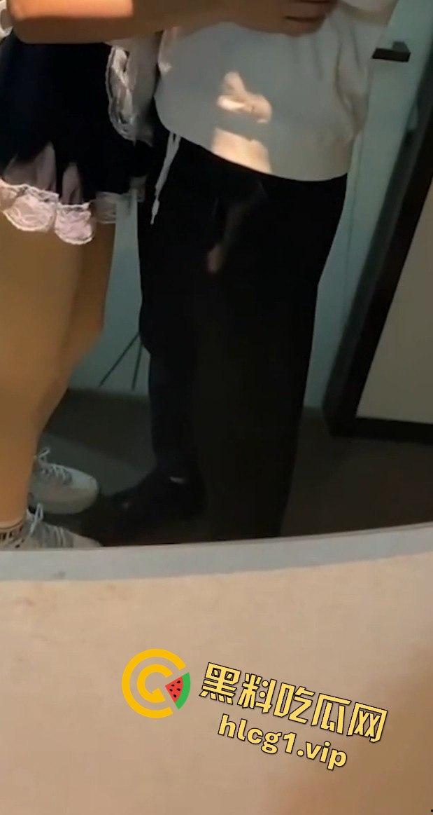 武汉生物工程学院 【张伊美】跟男友出去西安旅游的私密视频常遭曝光!-8