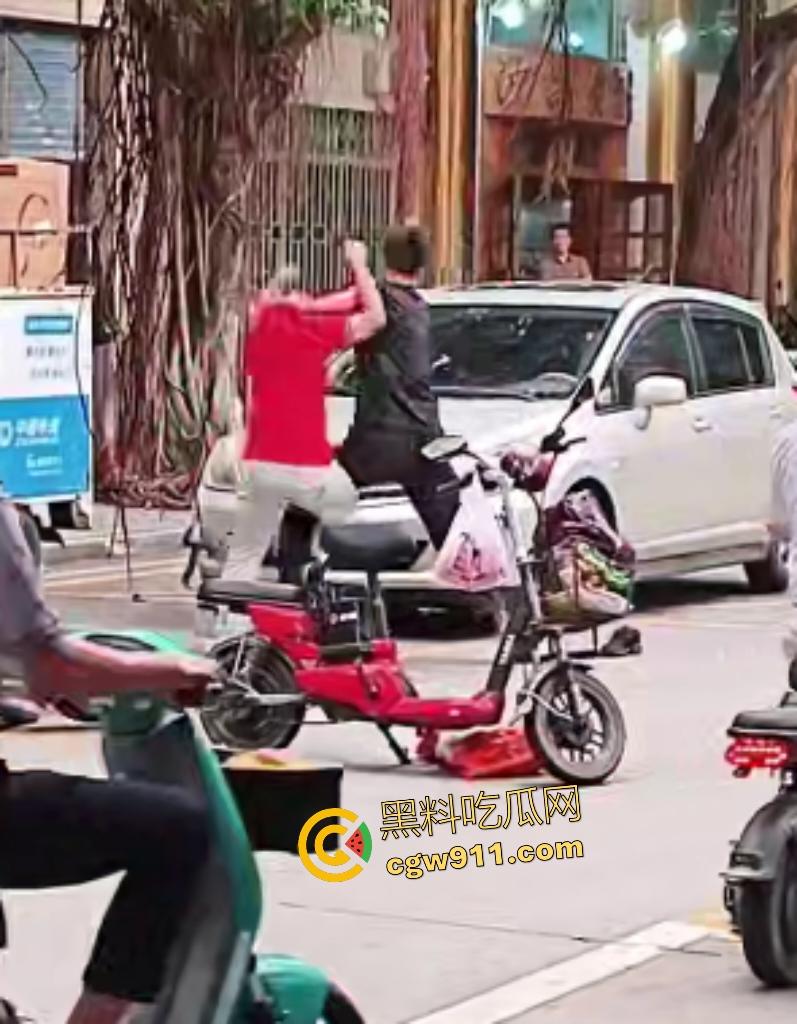 街头拳皇大乱斗！红衣大哥骂不礼让黑衣小伙，抱架姿势狂揍如游戏对决，观众看得血脉喷张却不了了之！-2