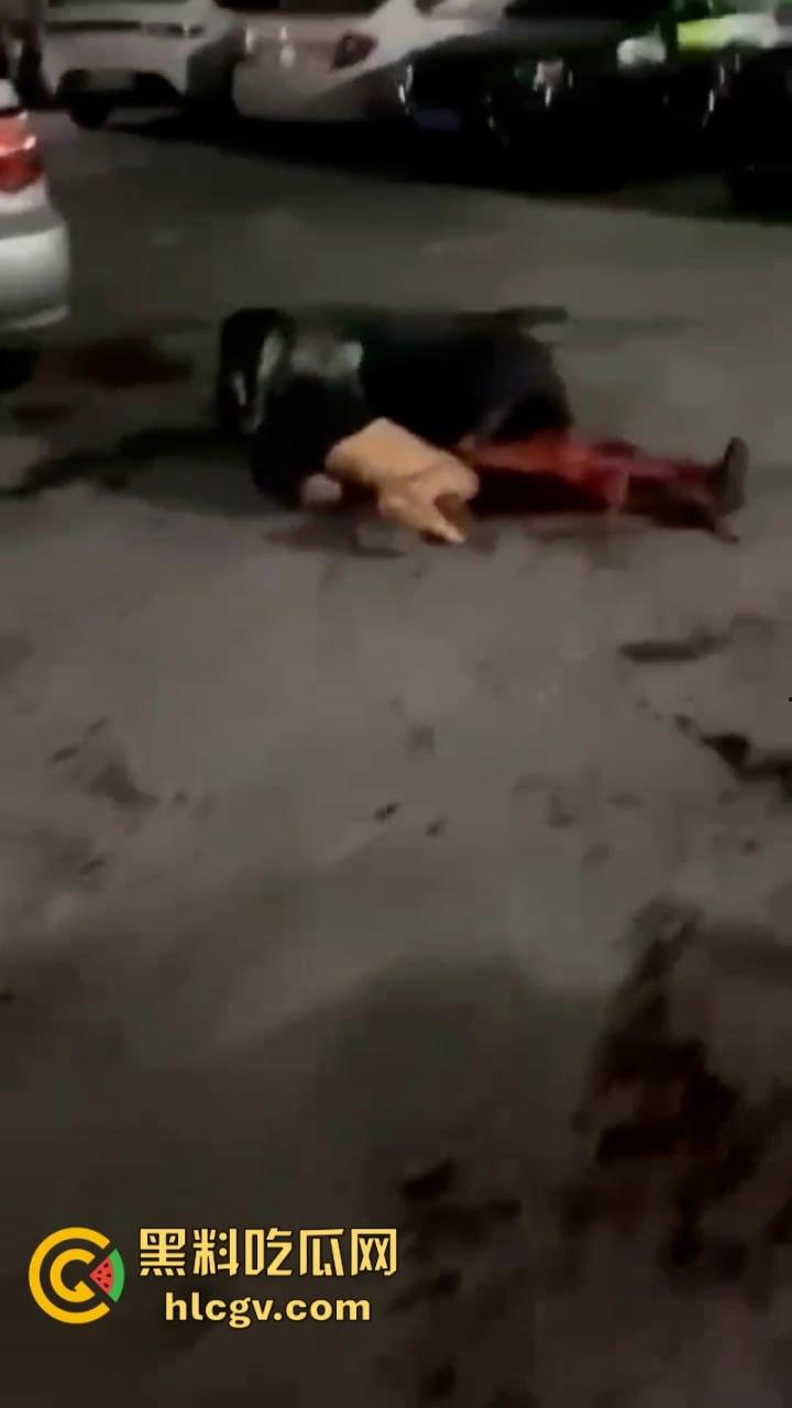 褔建老婊子爱上无情狗男人 申请转正失败还被打 含恨挥刀嘎了男人腰子 血溅当场-4