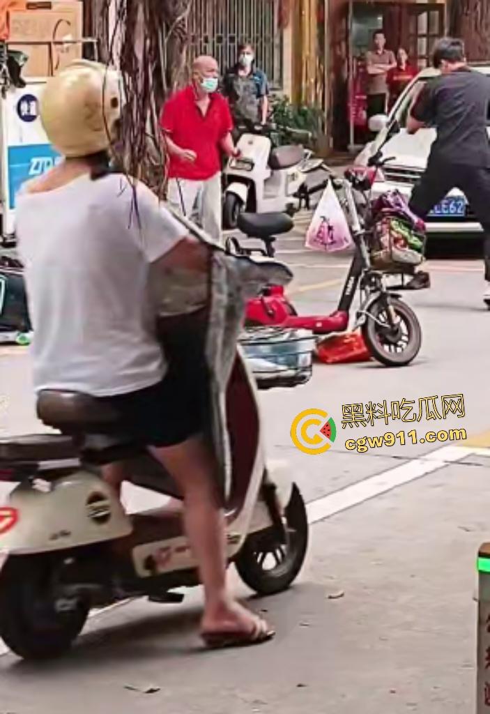 街头拳皇大乱斗！红衣大哥骂不礼让黑衣小伙，抱架姿势狂揍如游戏对决，观众看得血脉喷张却不了了之！-5