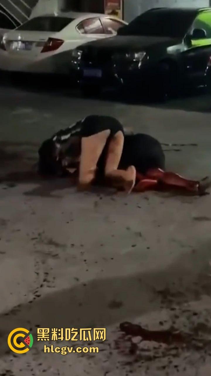 褔建老婊子爱上无情狗男人 申请转正失败还被打 含恨挥刀嘎了男人腰子 血溅当场-5