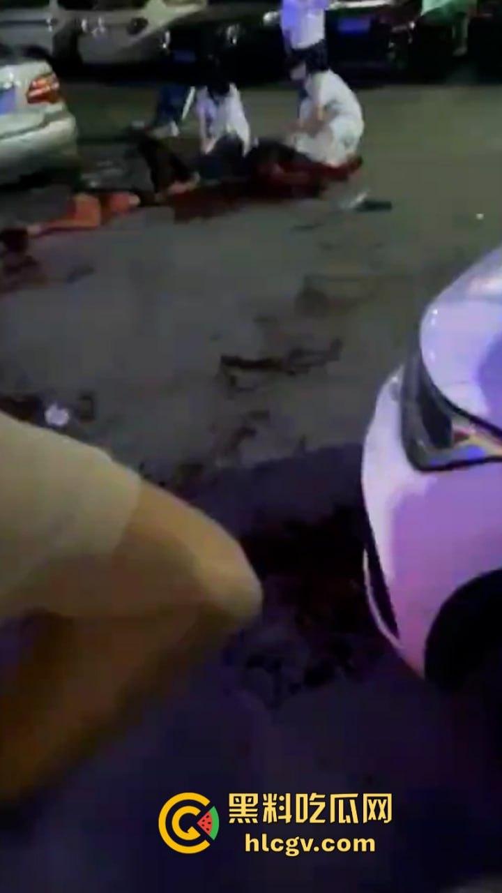 褔建老婊子爱上无情狗男人 申请转正失败还被打 含恨挥刀嘎了男人腰子 血溅当场-6