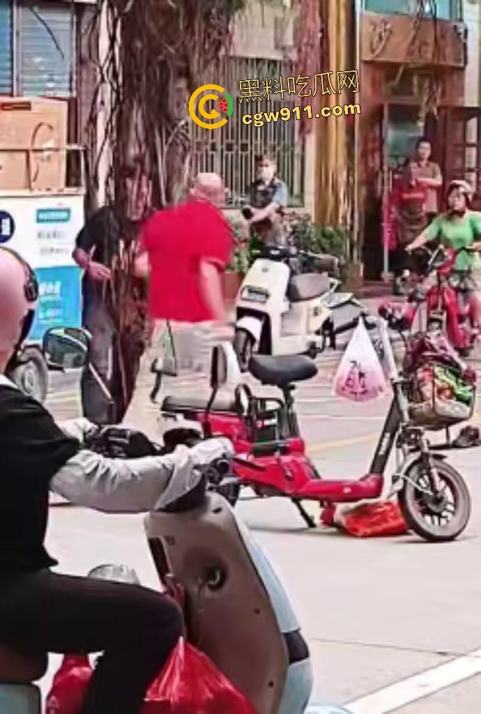 街头拳皇大乱斗！红衣大哥骂不礼让黑衣小伙，抱架姿势狂揍如游戏对决，观众看得血脉喷张却不了了之！-8