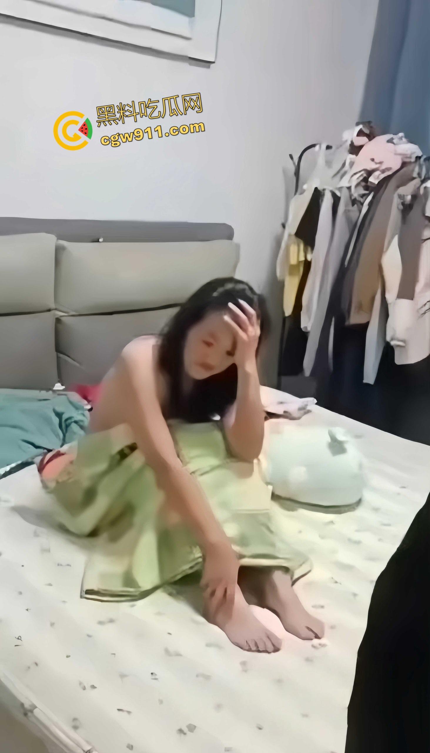 安平公园怡景城小区,当场撞见老公与小三赤身裸体纠缠,现场尴尬混乱不堪,带你直击超火爆的捉奸第一现场!-4