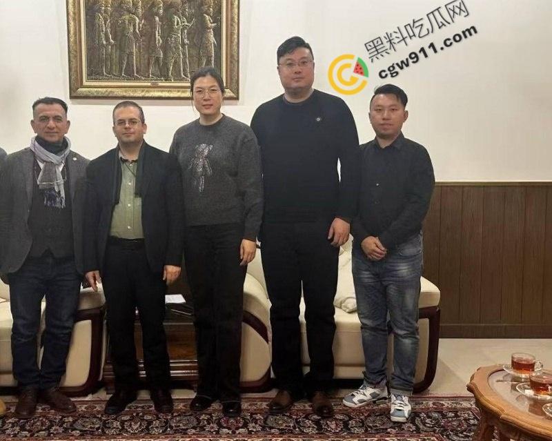 南京眼镜婊【朱长银】的诈骗帝国:勾引领导的大奶深喉吸精,靠身材换资源,骚穴裹屌无敌手-1