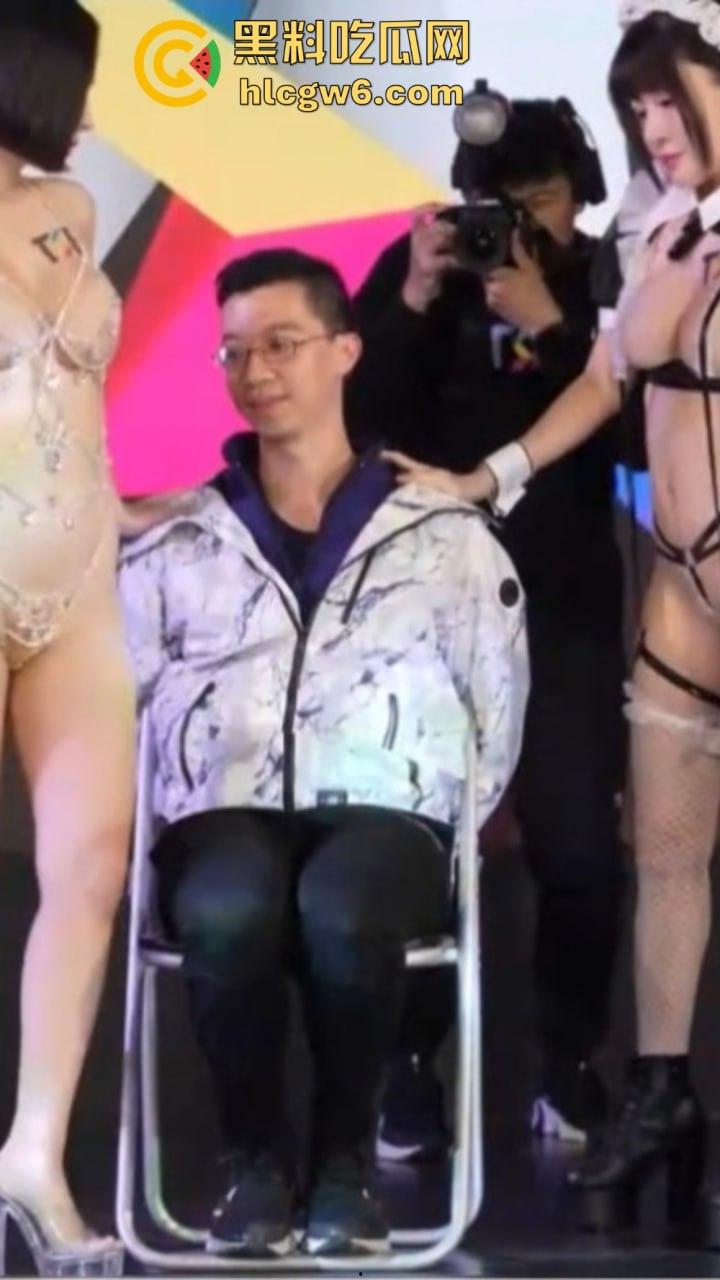 台湾成人展太敢玩，两大女优现场狂骑男粉丝，坐腿上贴身调情，高清镜头拍到压枪都快hold不住了！-11