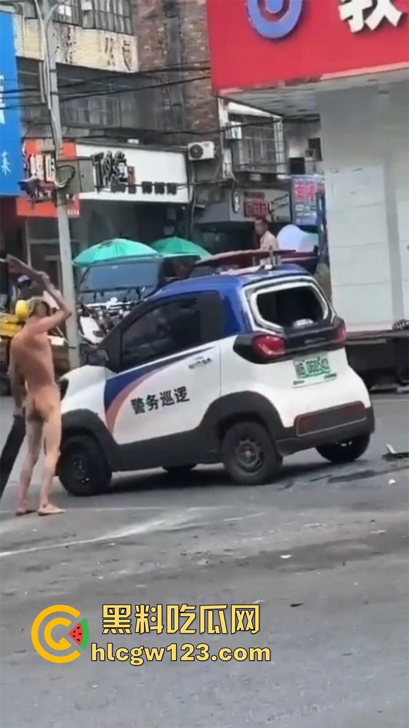 广西柳州惊现裸男，小黄毛疑似吸毒，大热天赤裸全身裸奔，到处砸车打人，被警察当场逮捕！-4