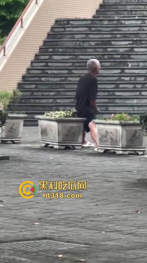 奇葩老头的迷幻操作，离谱老登对着服装店人体模特意淫，又亲又顶又抱的，这是什么新的老登锻炼方式吗？-6