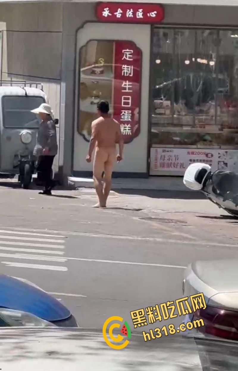 这年头真啥人都有,江西鹰潭惊现裸奔男,光腚推大妈摩托,吓得阿姨尖叫逃窜,还全裸探店吓傻街边店铺!-3