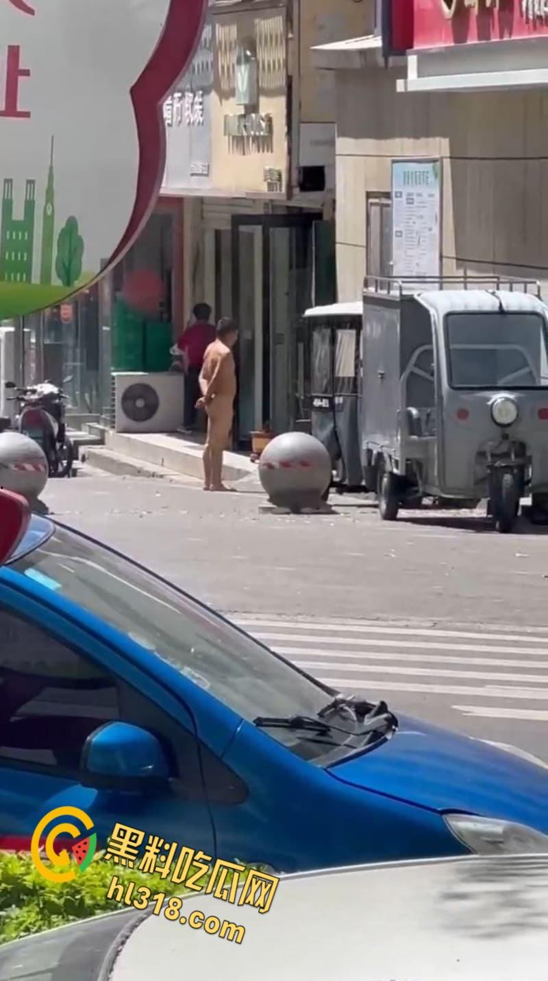 这年头真啥人都有,江西鹰潭惊现裸奔男,光腚推大妈摩托,吓得阿姨尖叫逃窜,还全裸探店吓傻街边店铺!-6